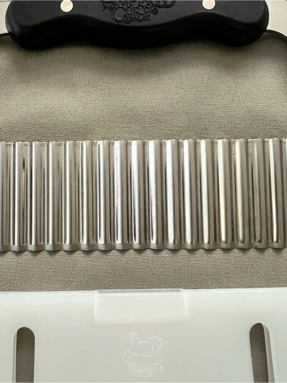 The Pampered Chef Crinkle Cutter Garnisher - #1062 retired